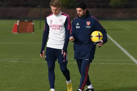 "هذا رأي الجميع".. أرتيتا يرفض الدعوة لتجريد أوديجارد من قيادة أرسنال